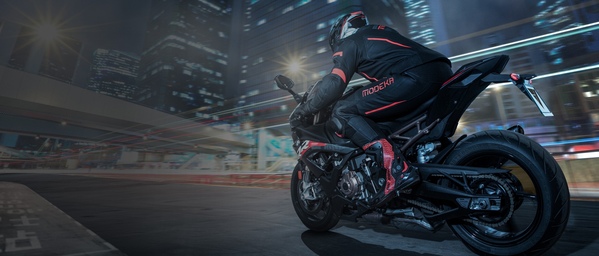 Motorradfahrer auf der Straße unterwegs