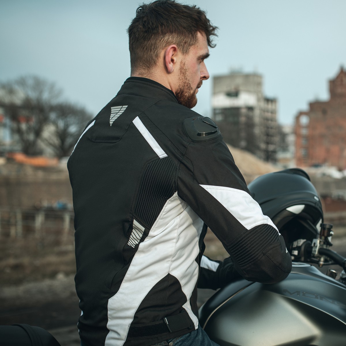 Motorcyclist wearing a Lineo jacket