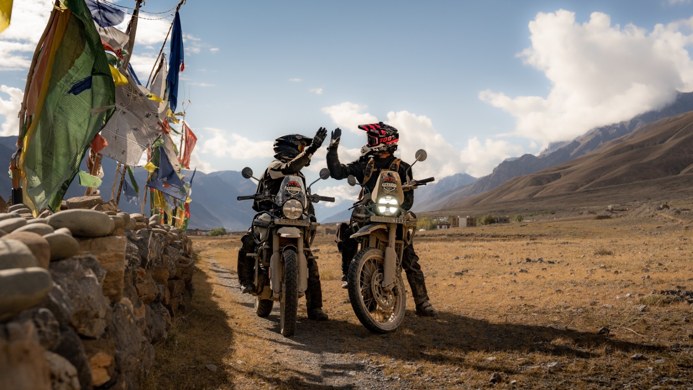 Zwei Motorradfahrer auf Adventure Tour klatschen ab