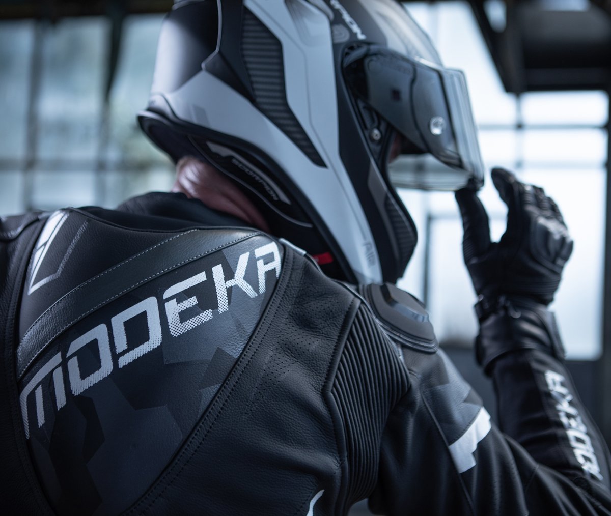 Motorradfahrer mit Motorradhelm in Nahaufnahme