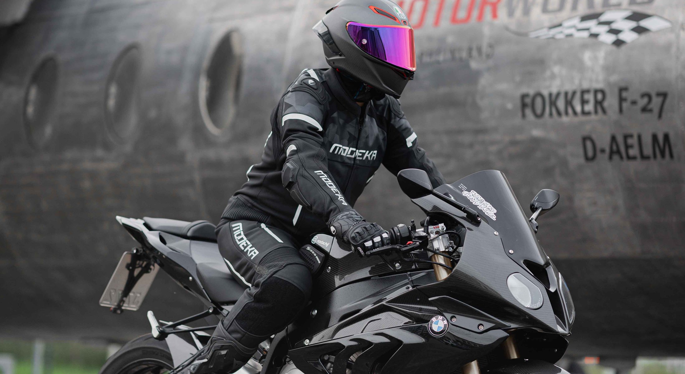 Motorradfahrer mit Valyant Jacke