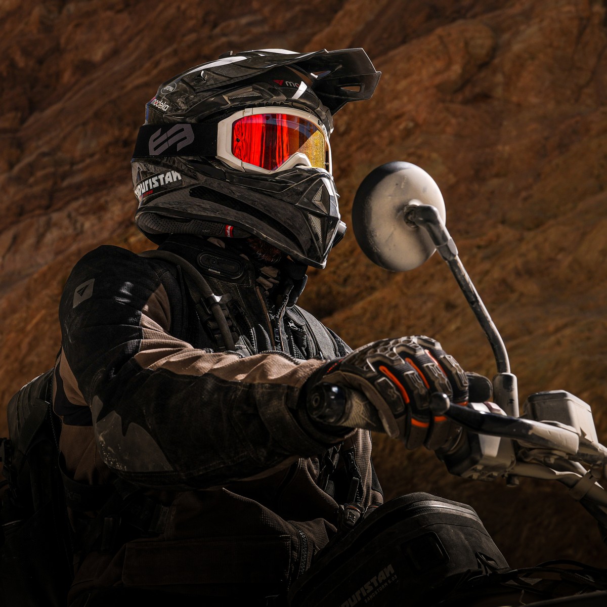 Motorradfahrer mit ATLAZ Handschuhe