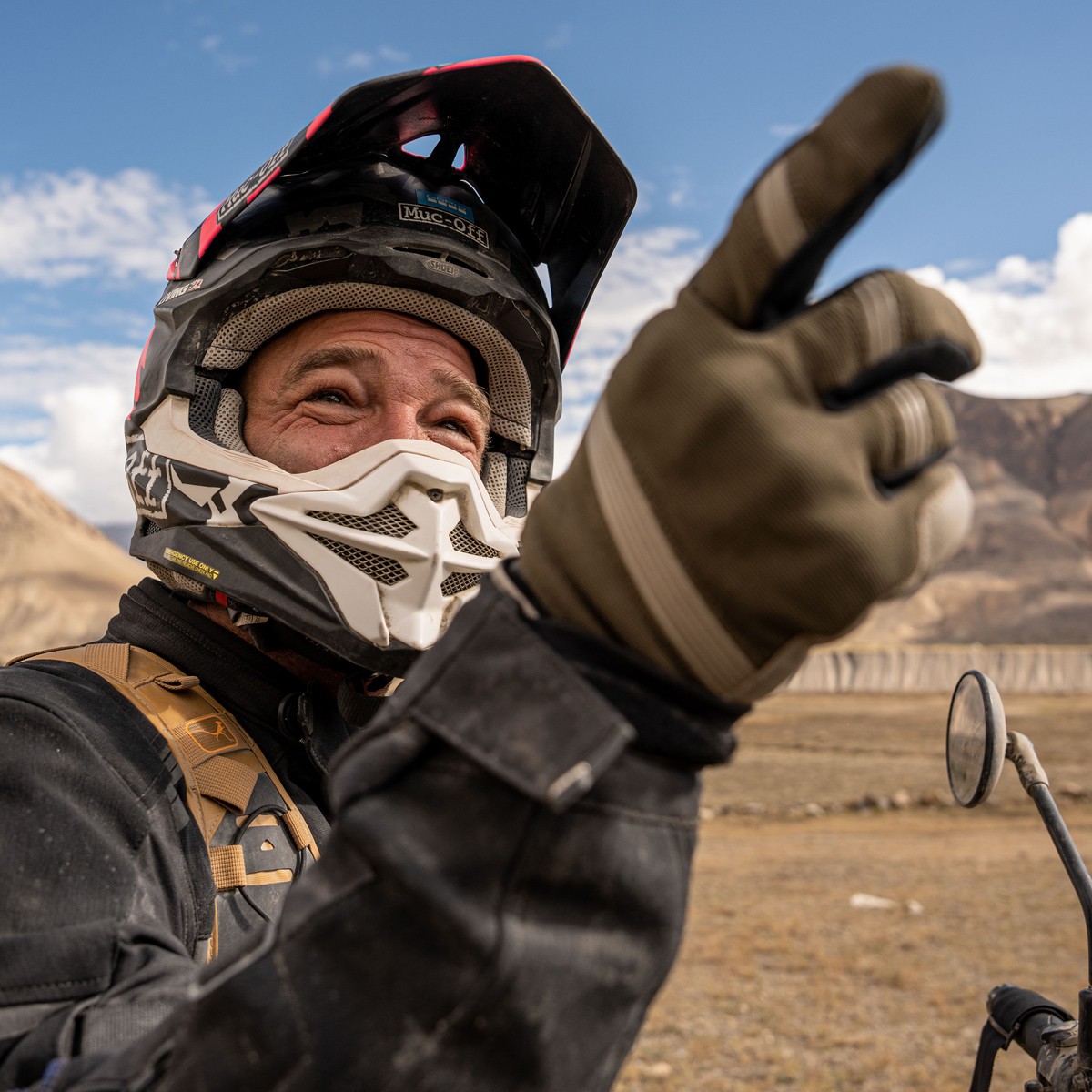 Motorradfahrer mit Sukaya Handschuhe