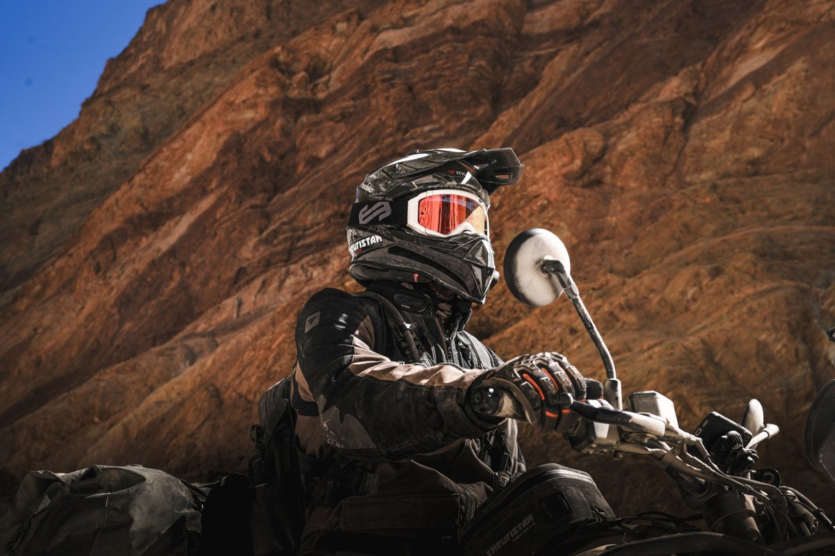 Motorradfahrer sitzend auf einem Motorrad rangezommt