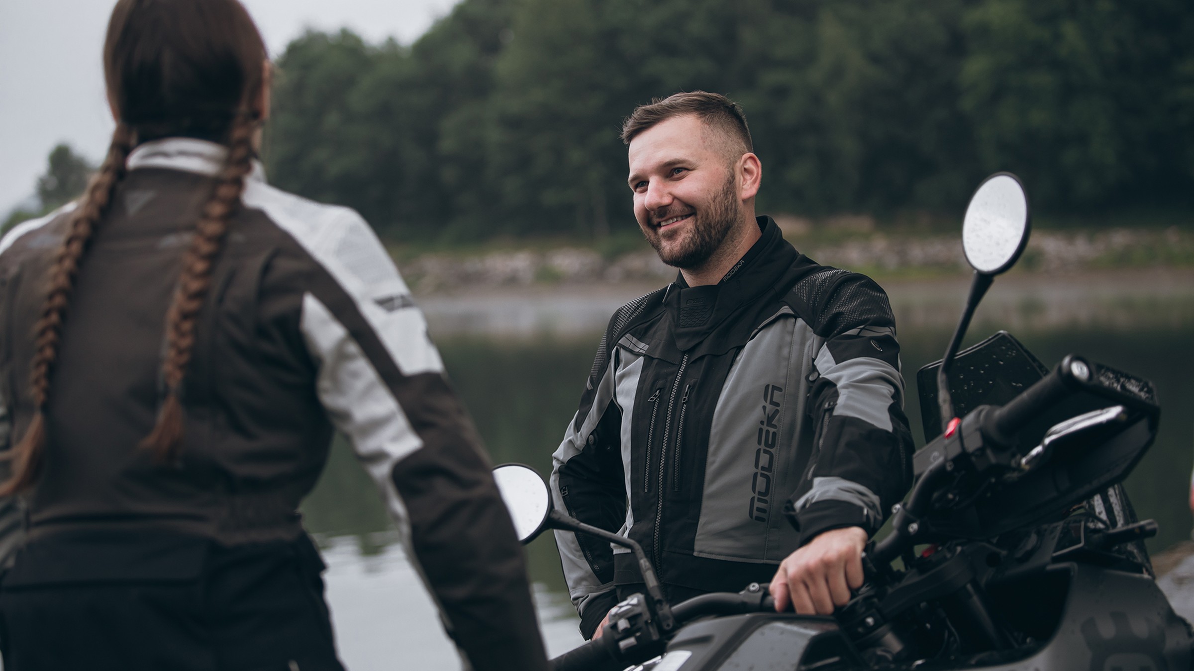 Motrradfahrer und Motorradfahrer im Gebirge