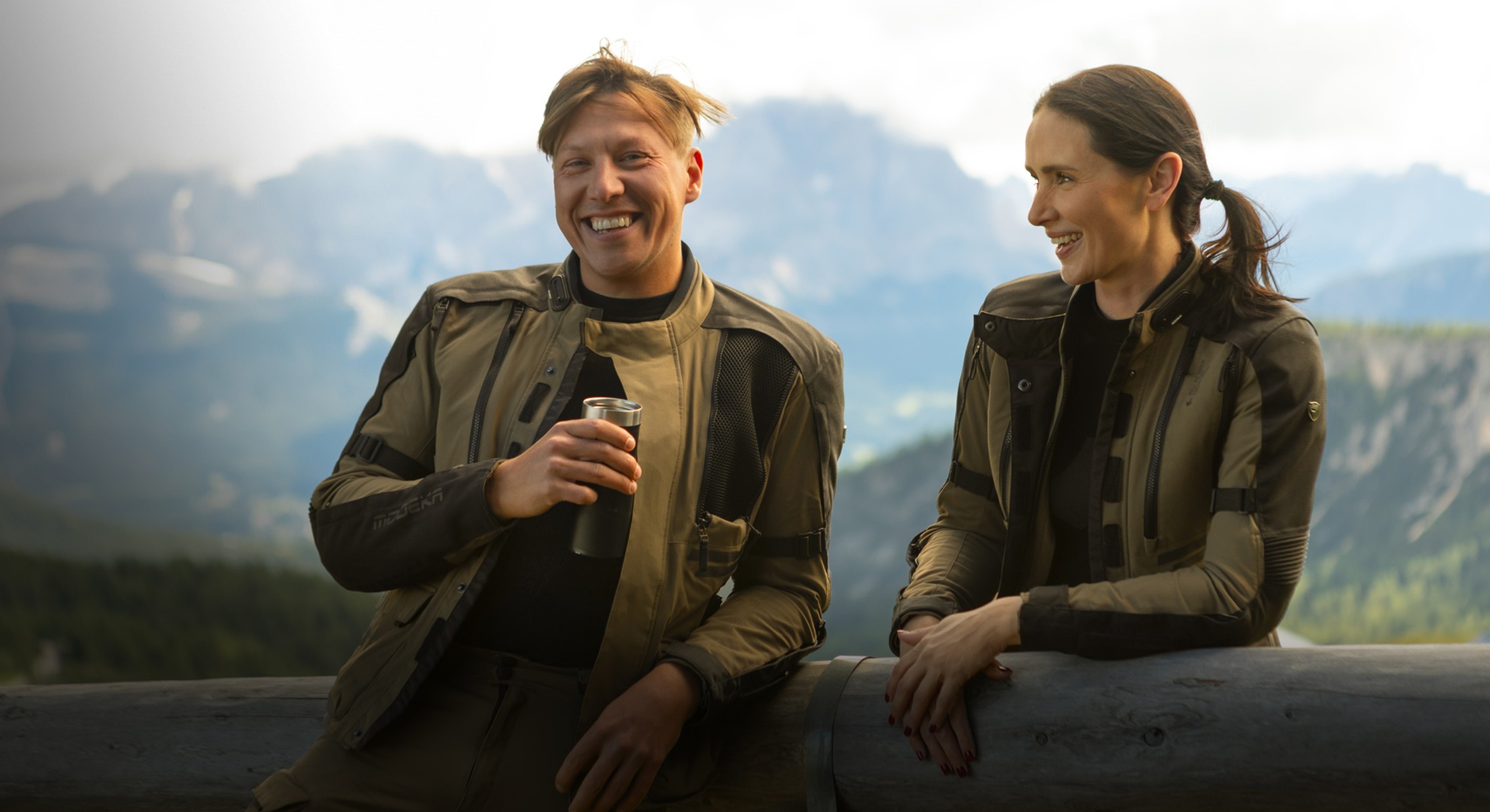 Fahrer und Fahrerin machen Pause im Gebirge