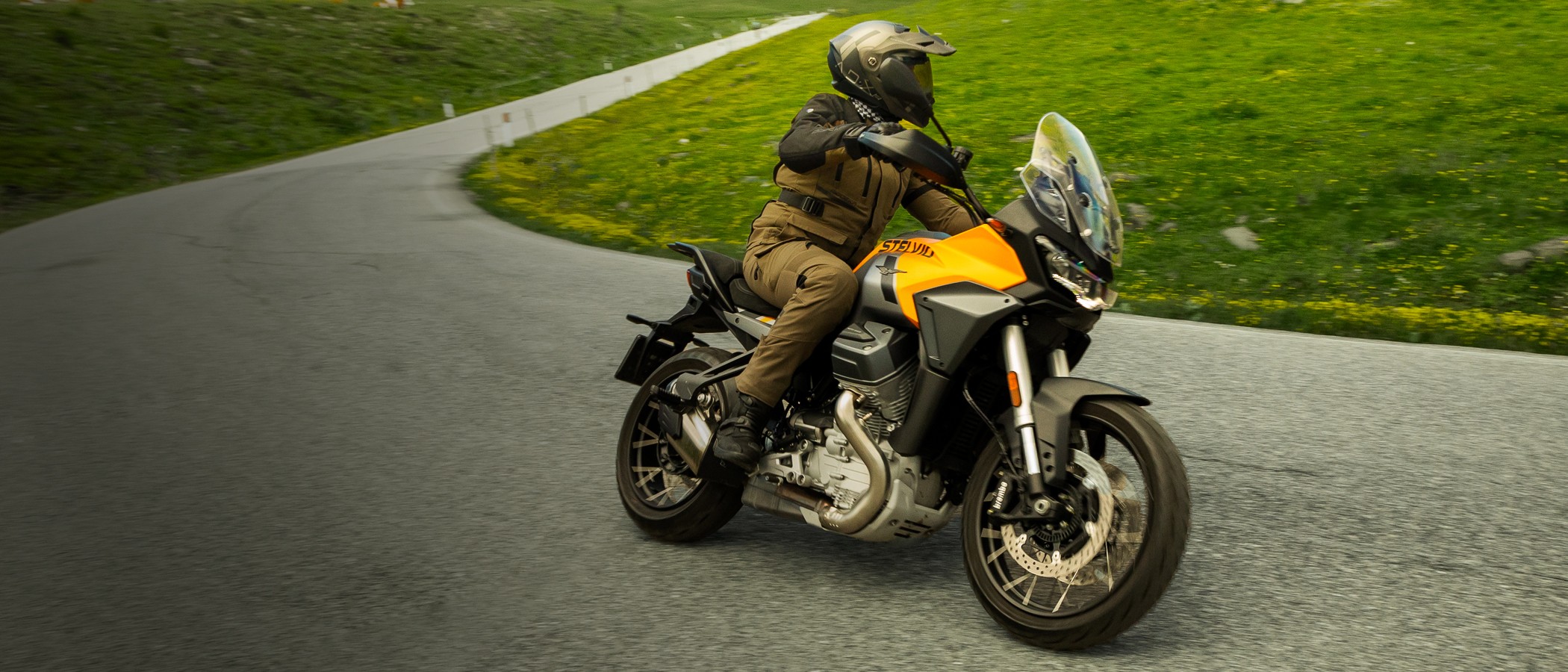 Motorradfahrer auf der Straße