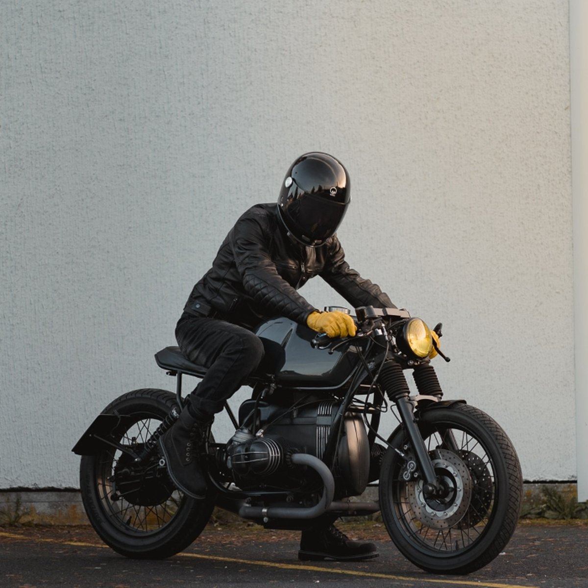 Motorradfahrer mit ATLAZ Handschuhe