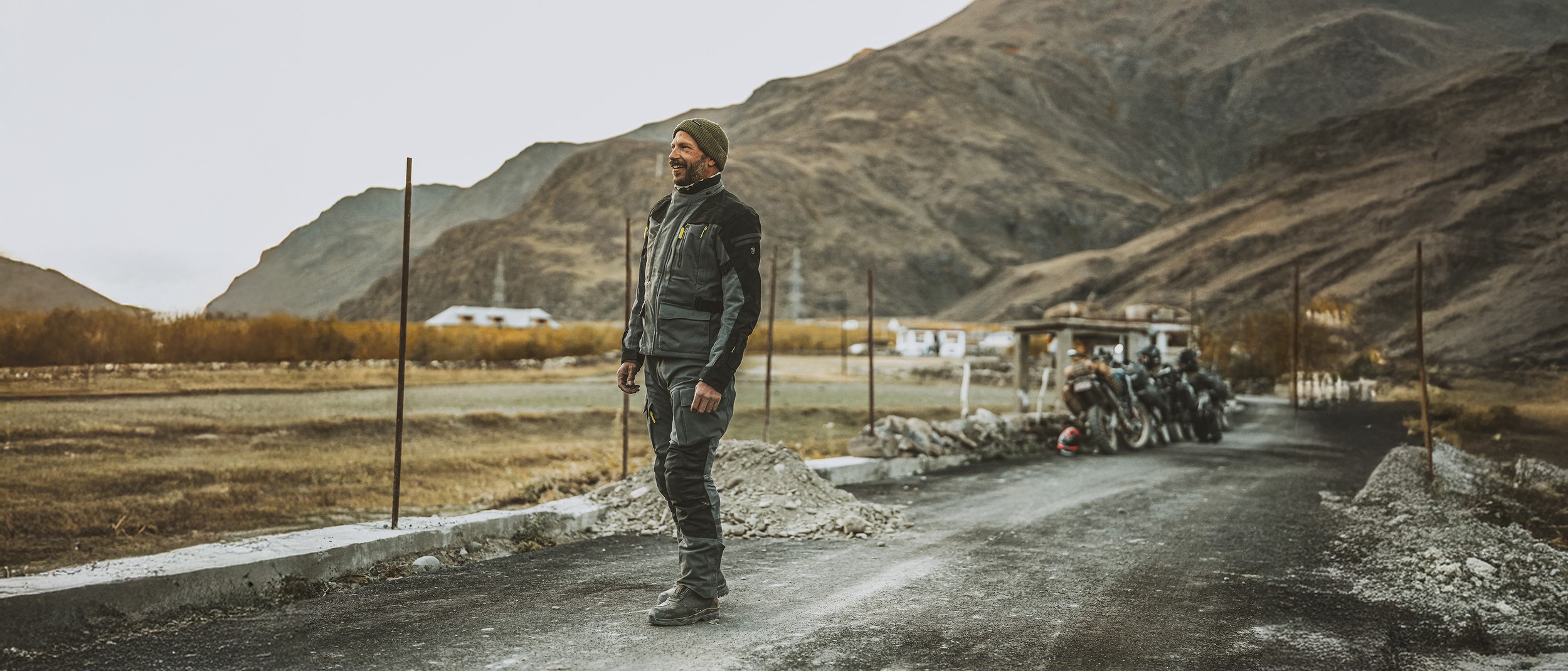 Motorradfahrer im Himalaya Gebirge