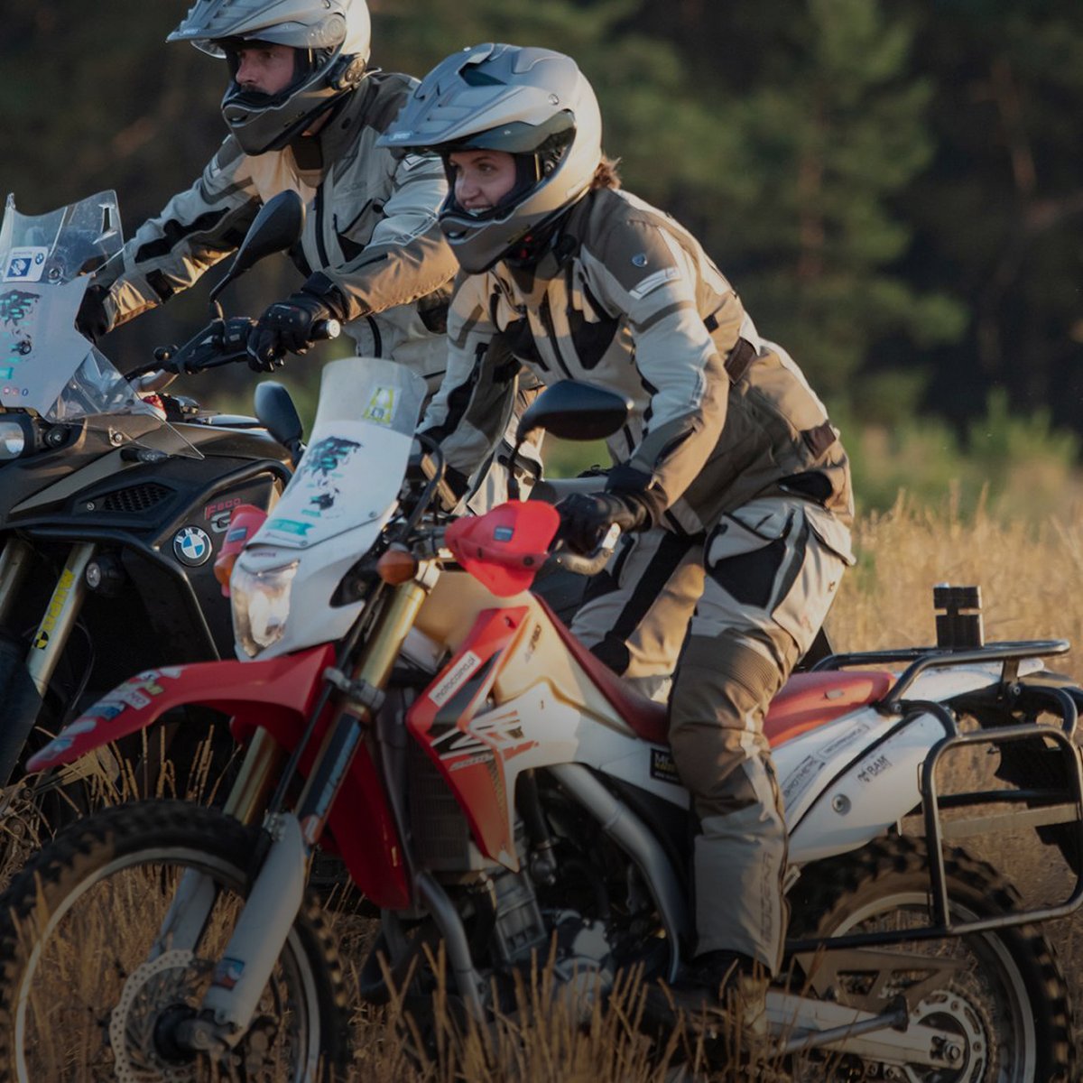 Motorradfahrer mit ATLAZ Handschuhe