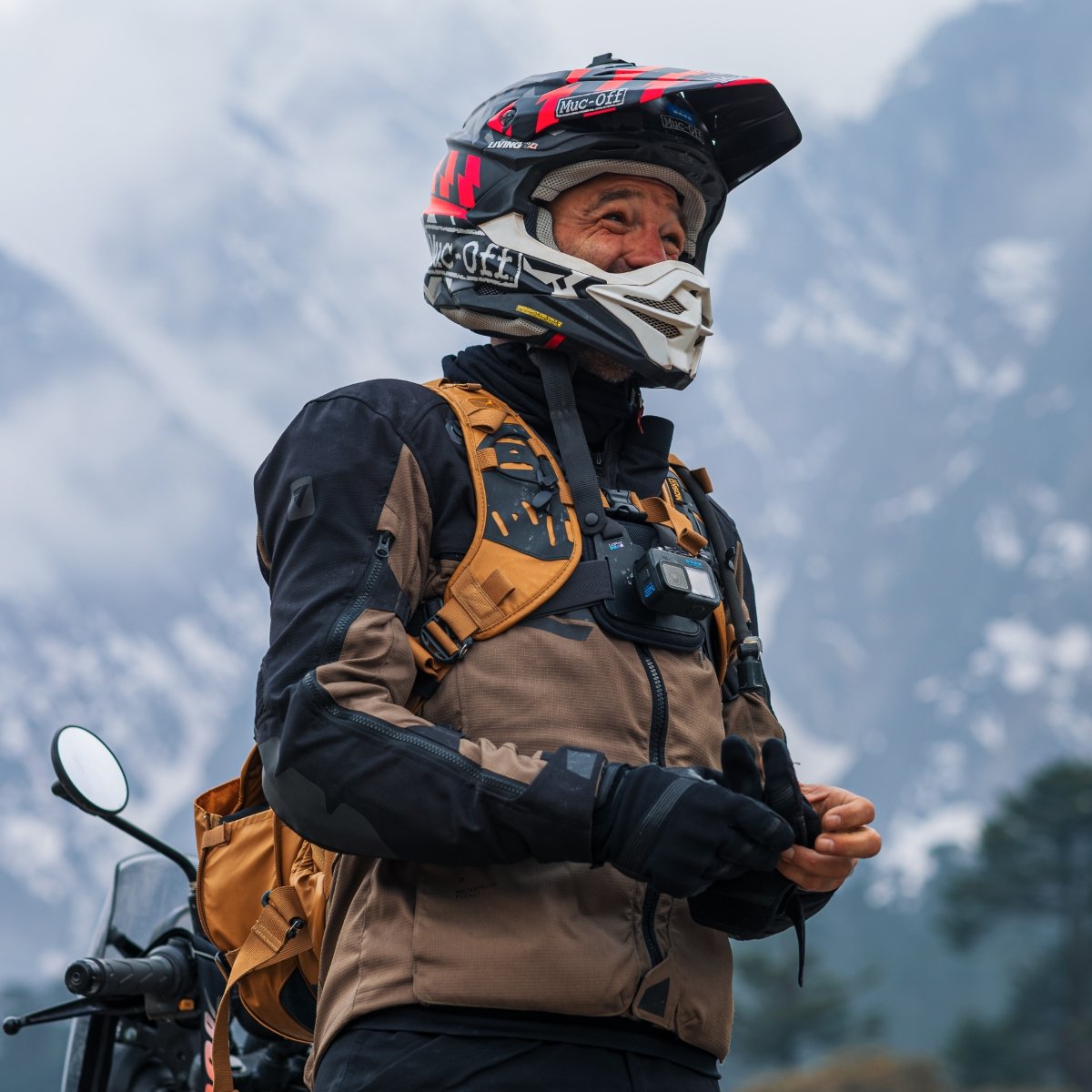 Motorradfahrer mit ATLAZ Jacke