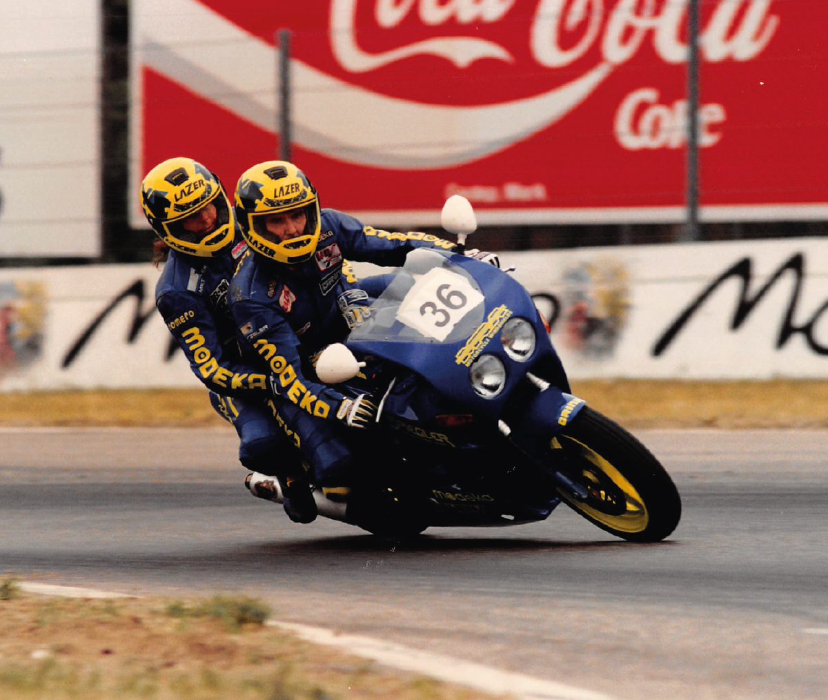 vintage motorräder auf der rennstrecke