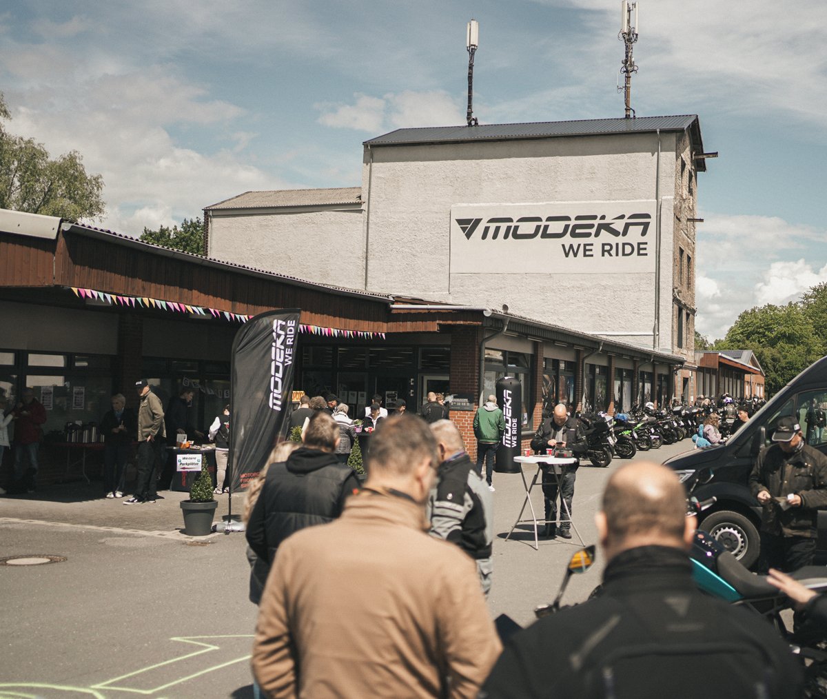 Besucher vor dem Flagshipstore Beckum