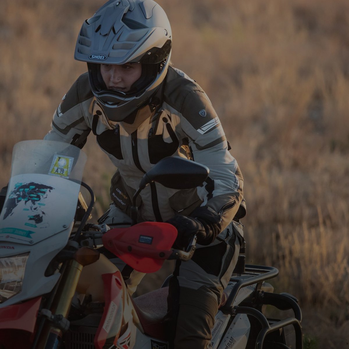 Motorradfahrerin mit PANAMERICANA II Lady Jacke