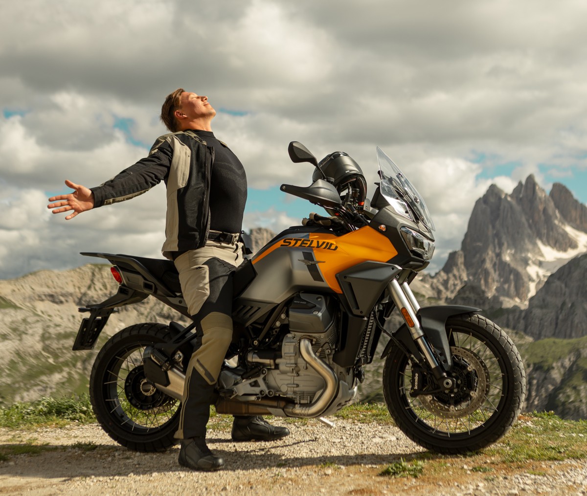 Motorradfahrer im Gebirge mit Blick in den Himmel