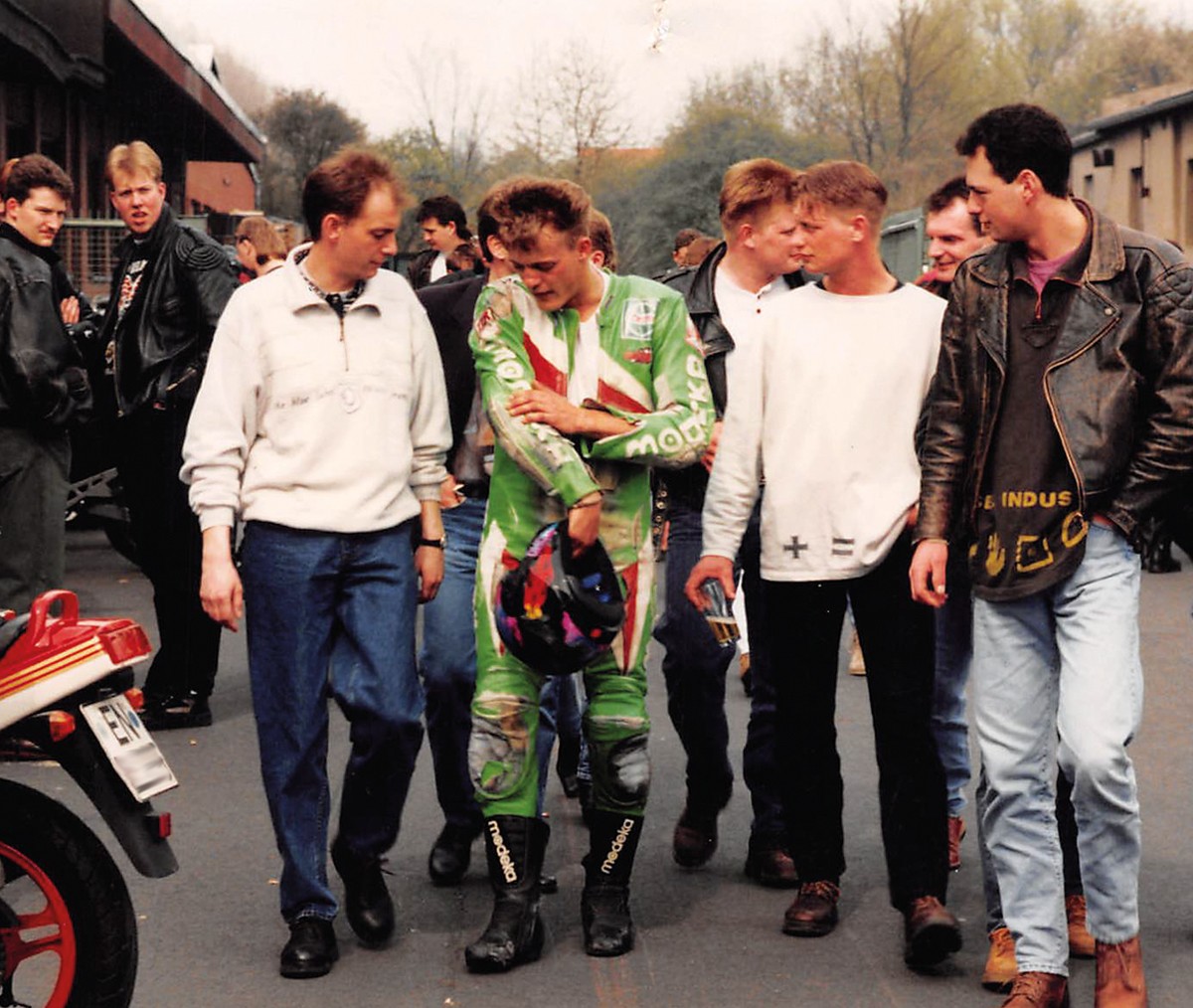 Motorradfahrer mit mehreren Personen in den 80ern