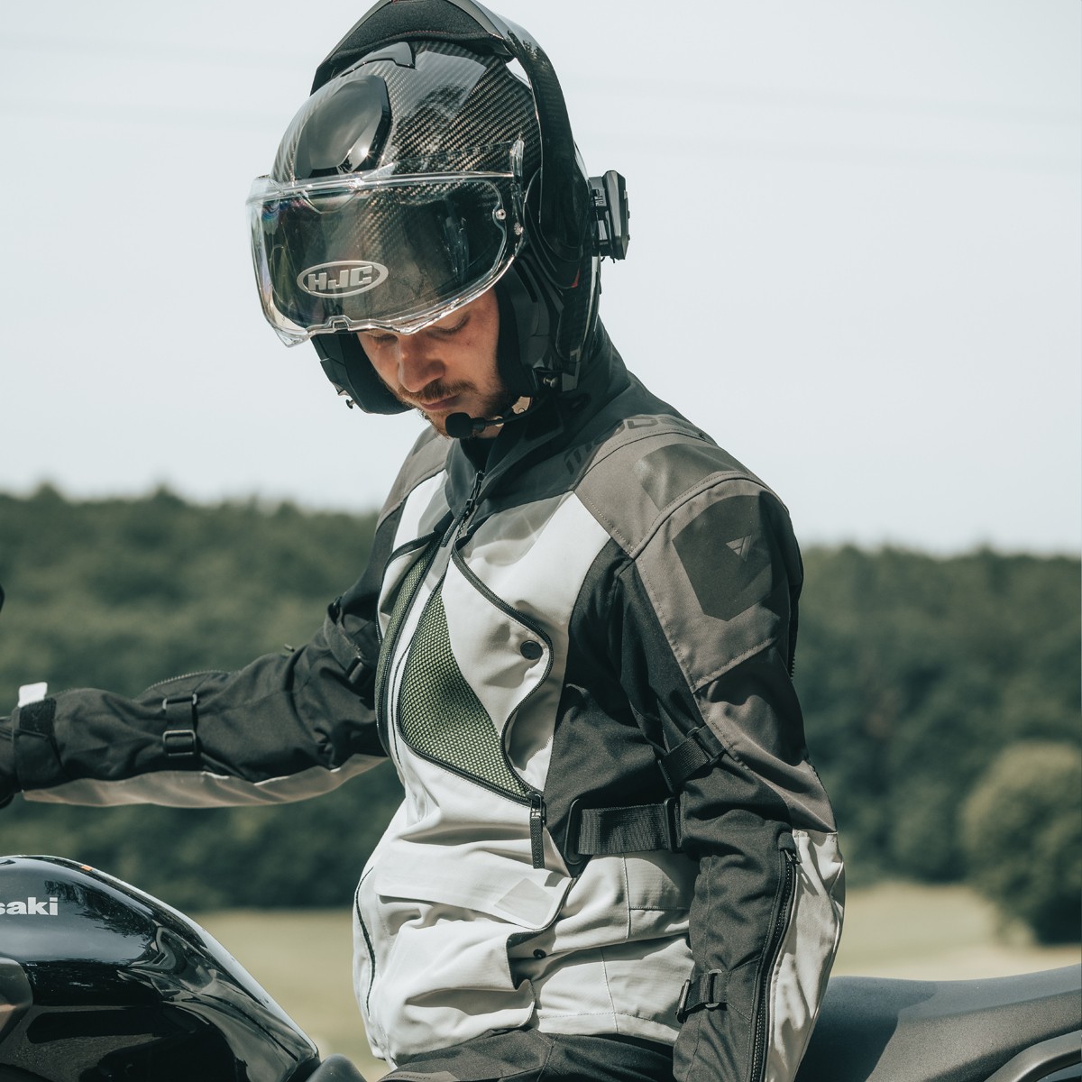 Motorradfahrer mit AERIS II Lady Jacke