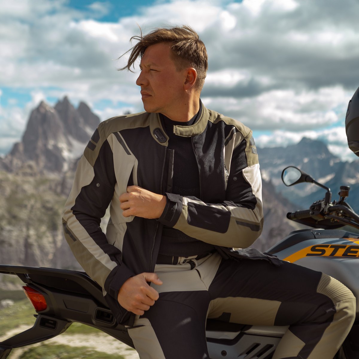 Motorradfahrer mit Khao Air II Jacke