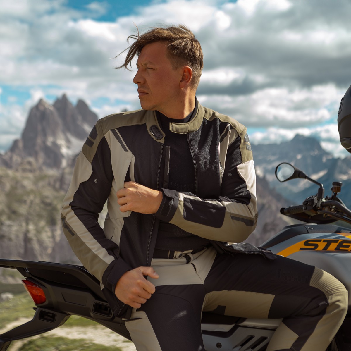 Motorradfahrer mit Khao Air II Jacke