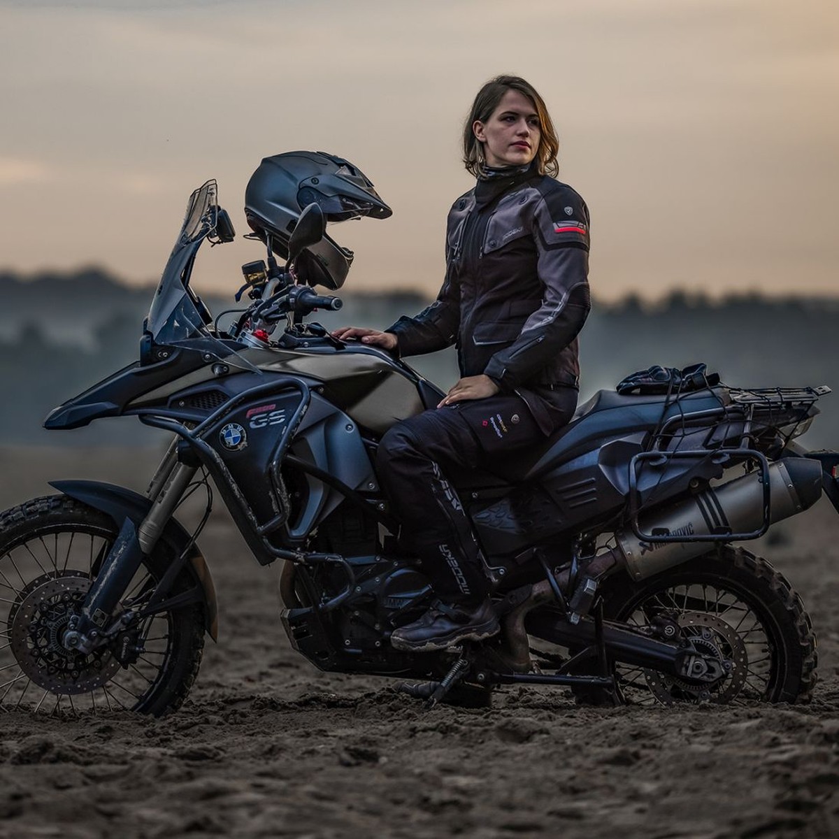 Motorradfahrerin mit PANAMERICANA II Lady Jacke