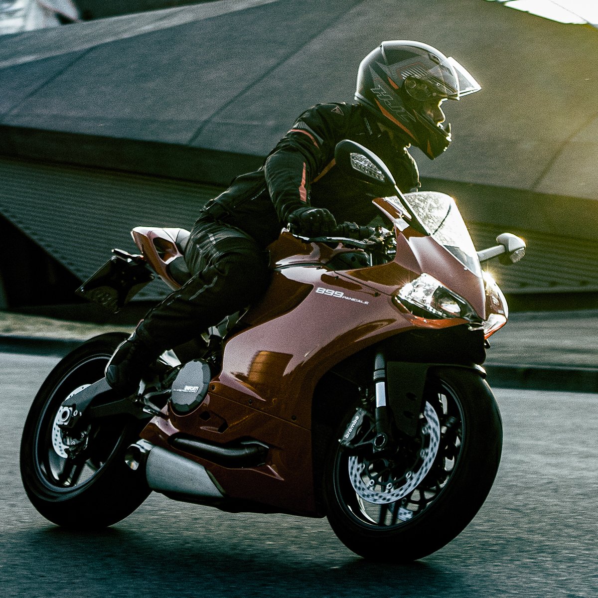 Motorradfahrerin mit Energy Jacke
