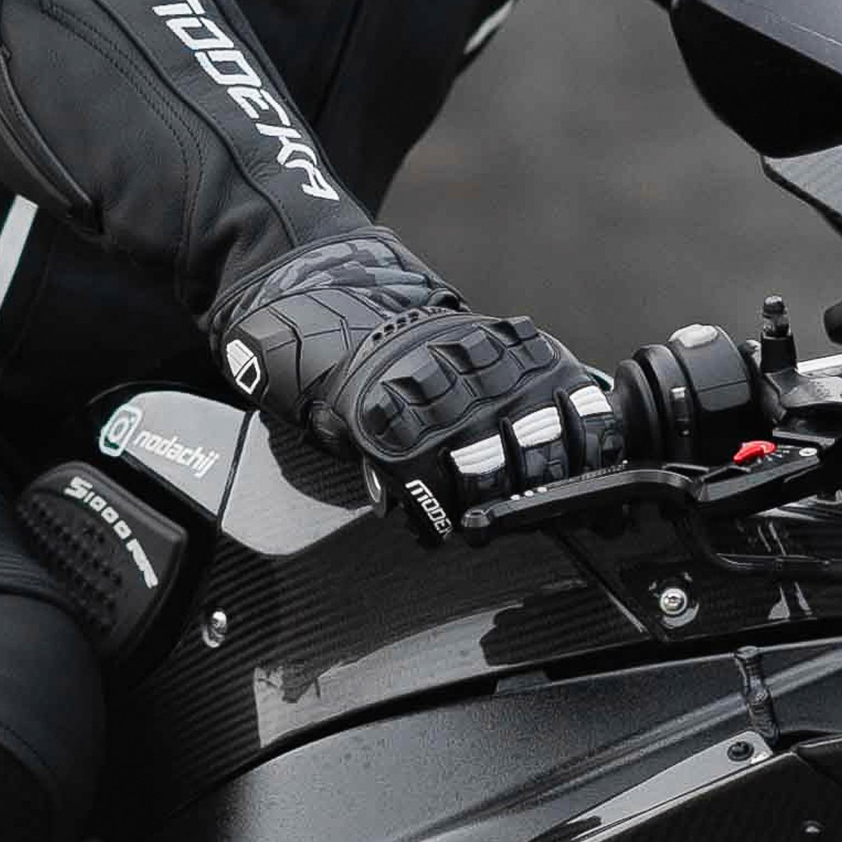 Motorradfahrer mit Valyant Pro Handschuh