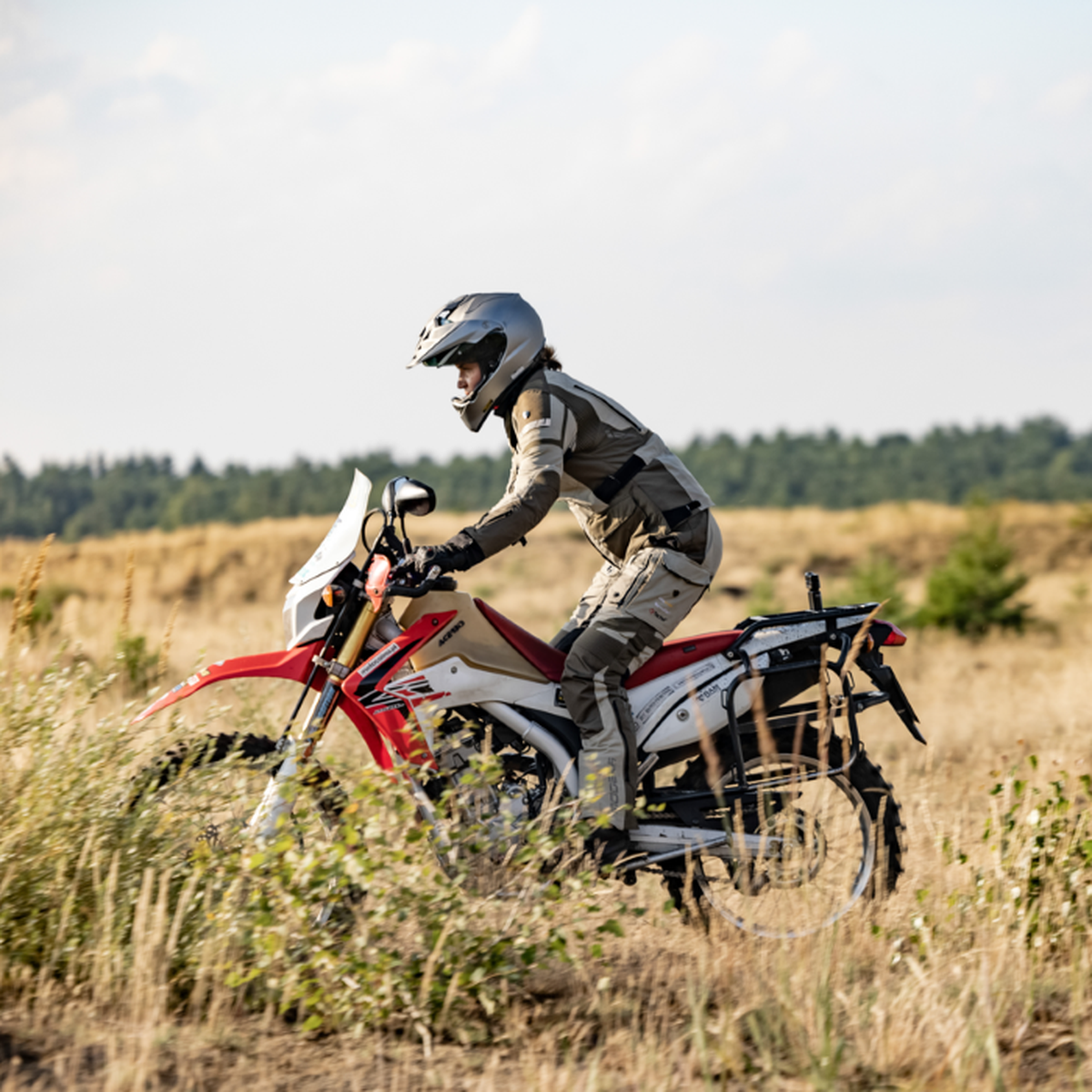 Motorradfahrerin mit PANAMERICANA II Lady Jacke