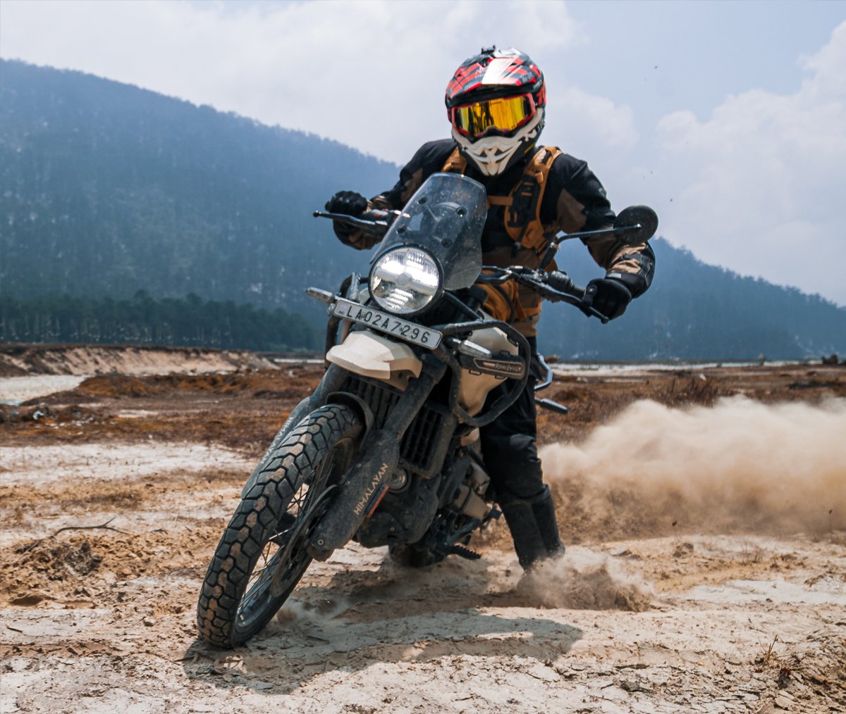 Motorradfahrer im Atlaz Anzug