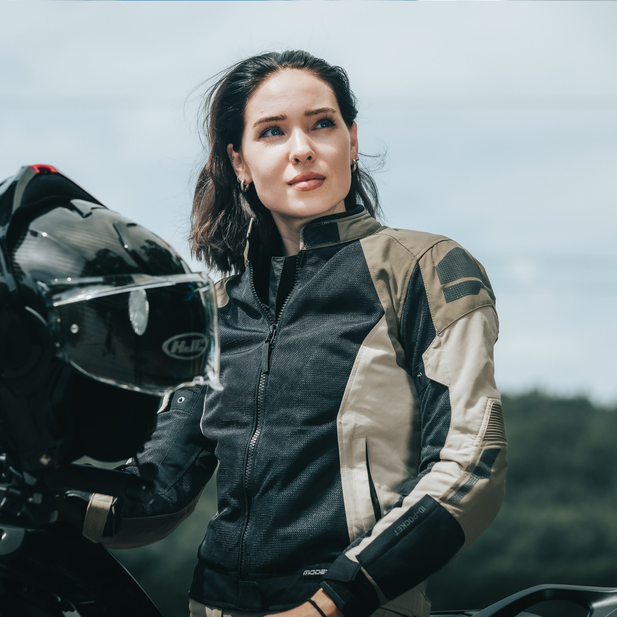 Motorradfahrer mit KHAO AIR II Lady Jacke