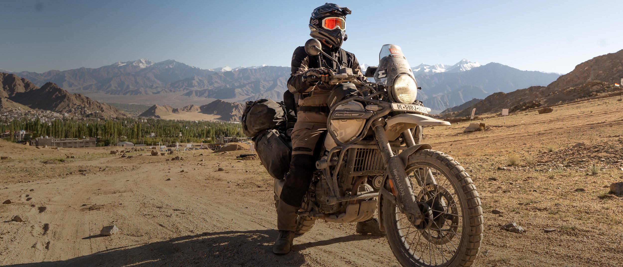 Motorradfahrer in Atlaz Serie auf einem Motorrad sitzend
