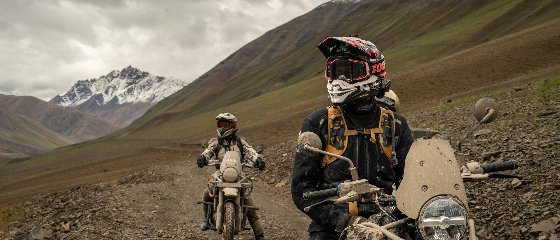 Motorradfahrer im Himalaya Gebirge